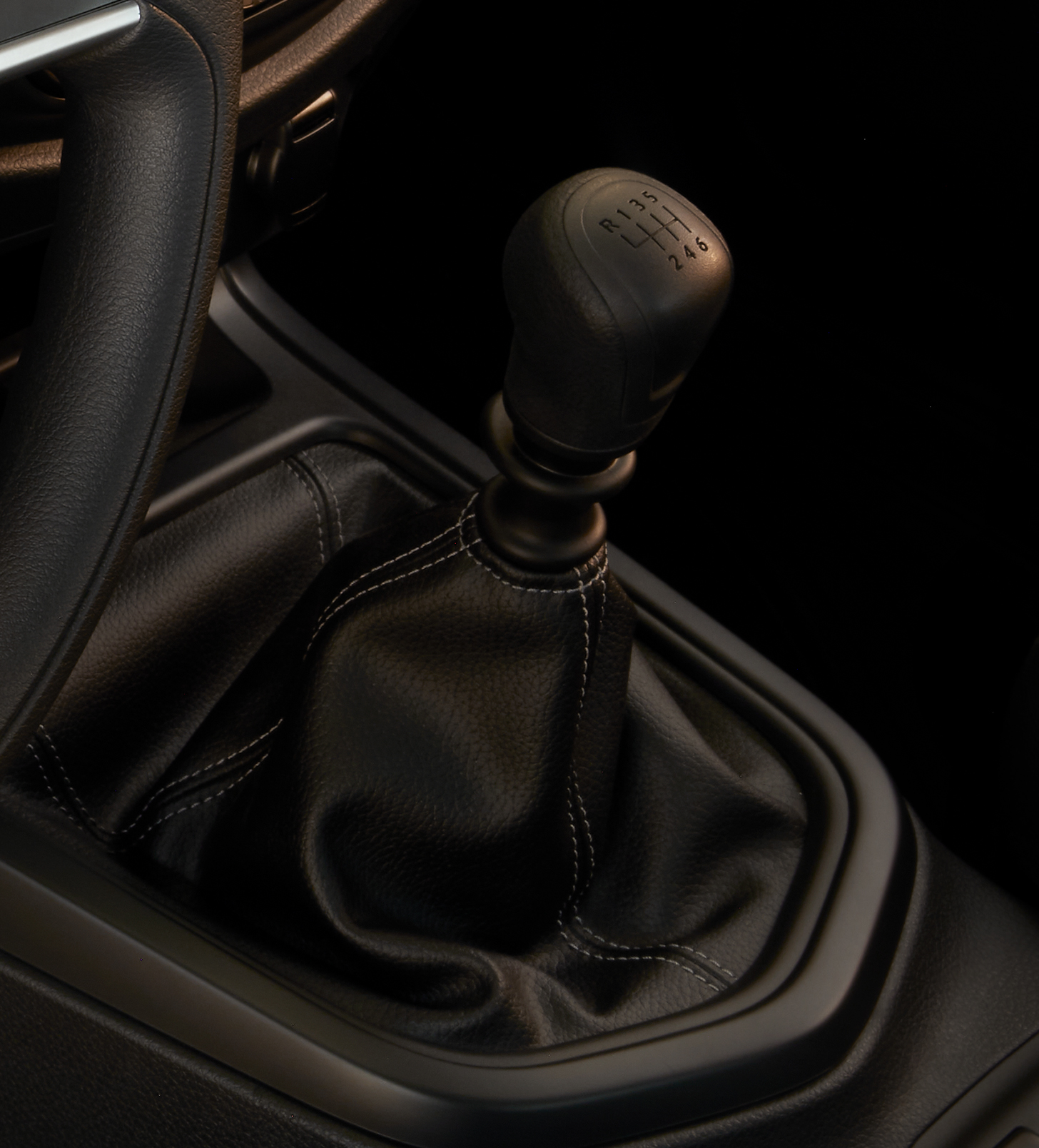 Detalle de la palanca de velocidades de Nissan NP300, con 6 cambios para una potencia imparable