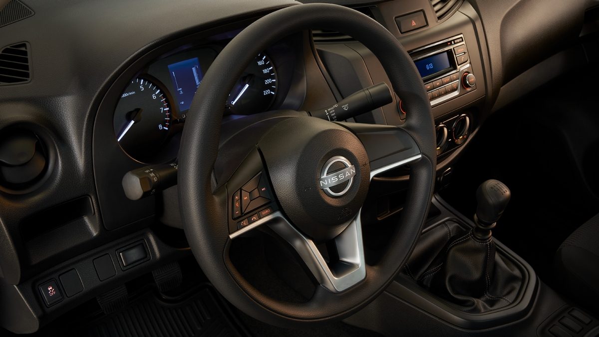 Detalle del volante de Nissan NP300 equipado con botones que te dan todo el control a la mano