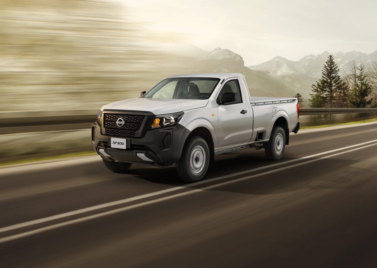 Vista tres cuartos frontal de Nissan NP300 haciendo un recorrido imparable en autopista