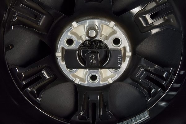 Detalle del seguro para la llanta de refacción de Nissan NP300