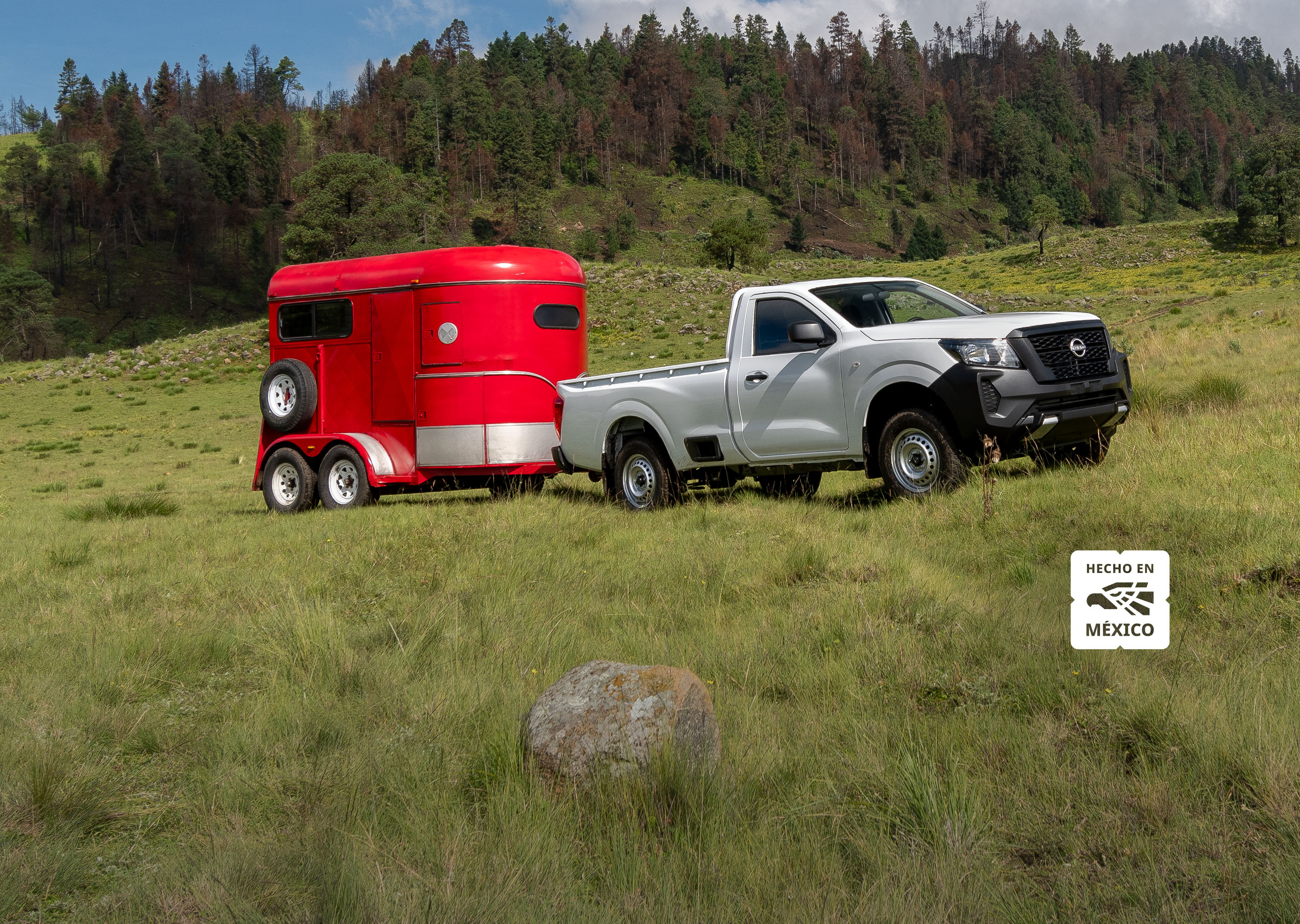 Vista frontal de Nissan NP300 blanca recorriendo el camino con potencia imparable