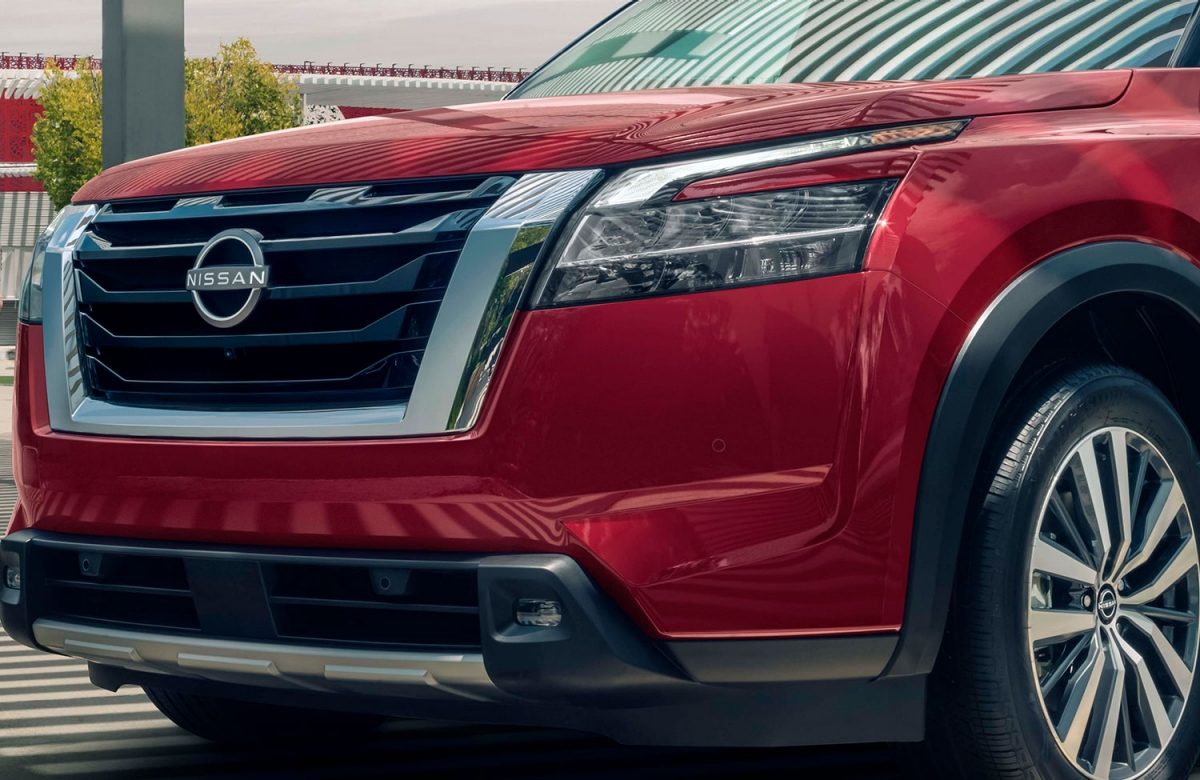 Se muestra la parrilla, el nuevo diseños de los faros y una llanta frontal del nuevo Nissan Pathfinder.