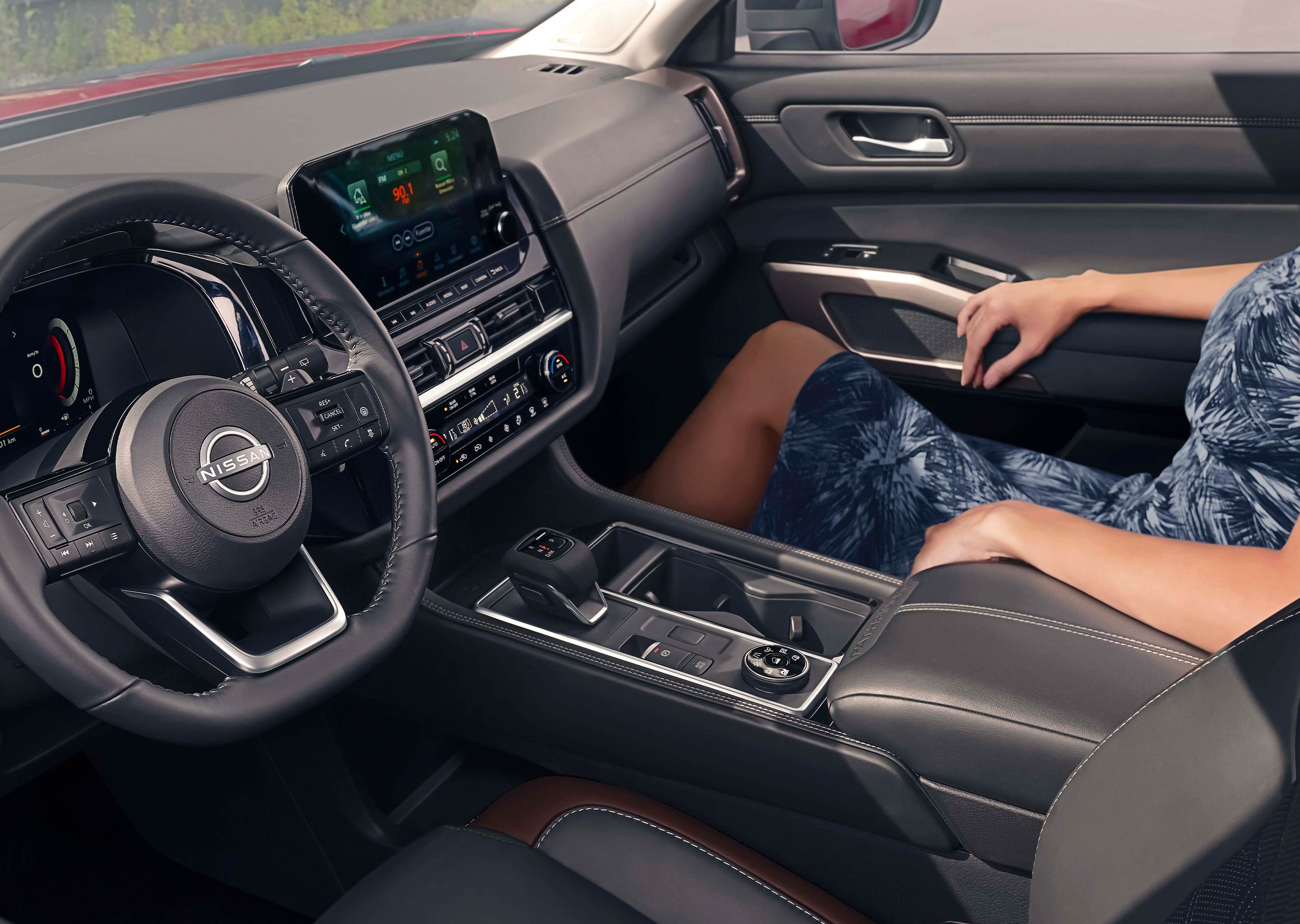 Consola central y tablero de Nissan Pathfinder con un pasajero en asiento del copiloto