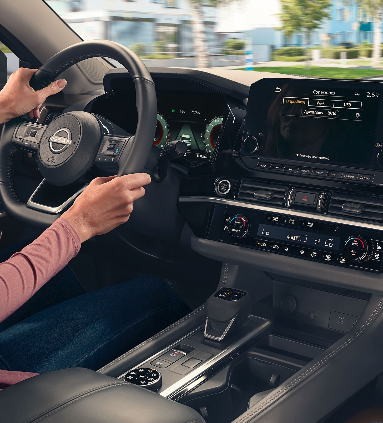 Manos al volante y consola central de Nissan Pathfinder