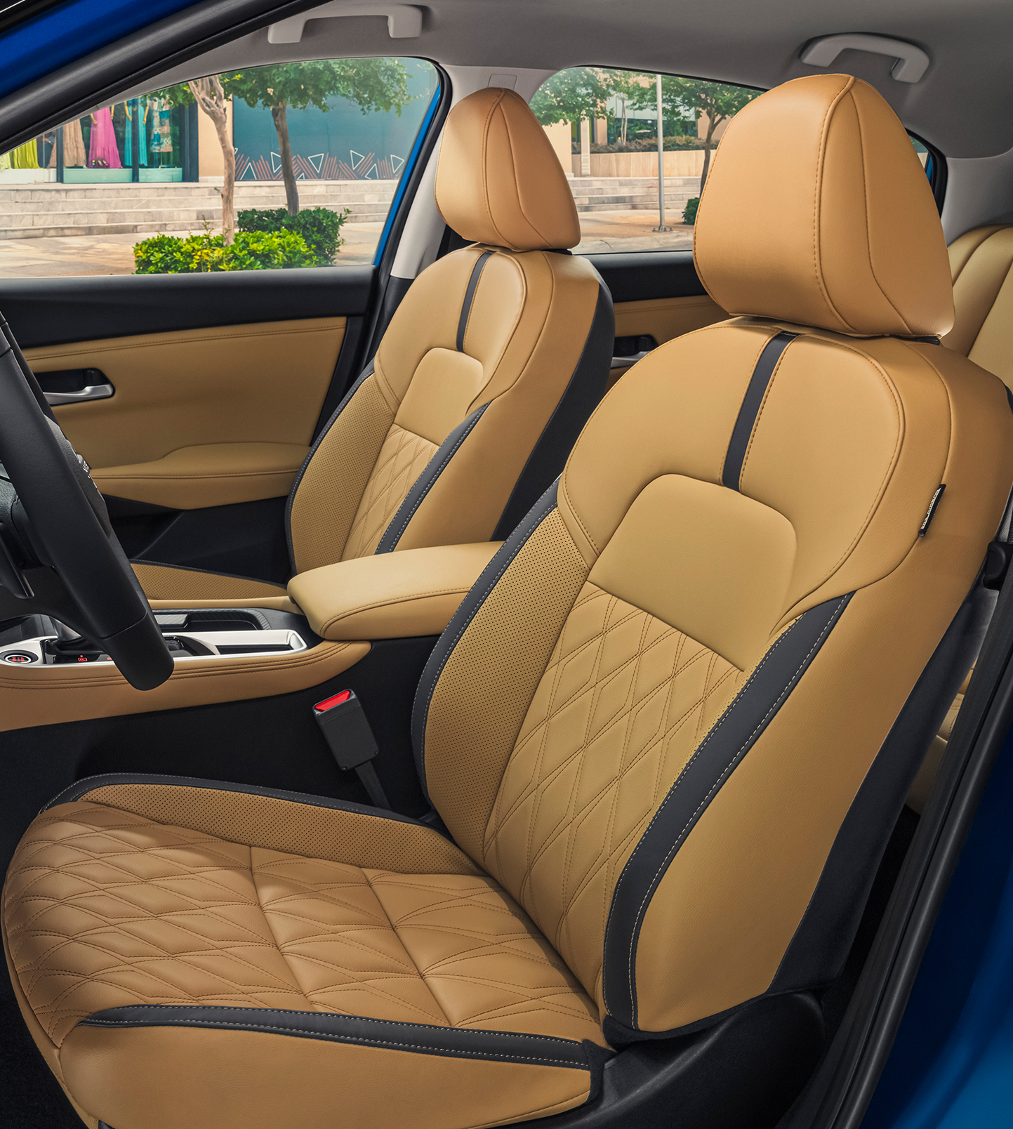 Asientos de lujo color camello con acolchado tipo rombo, listos para seleccionar en el configurador del Nissan Sentra 2024, agregando un toque elegante al interior.