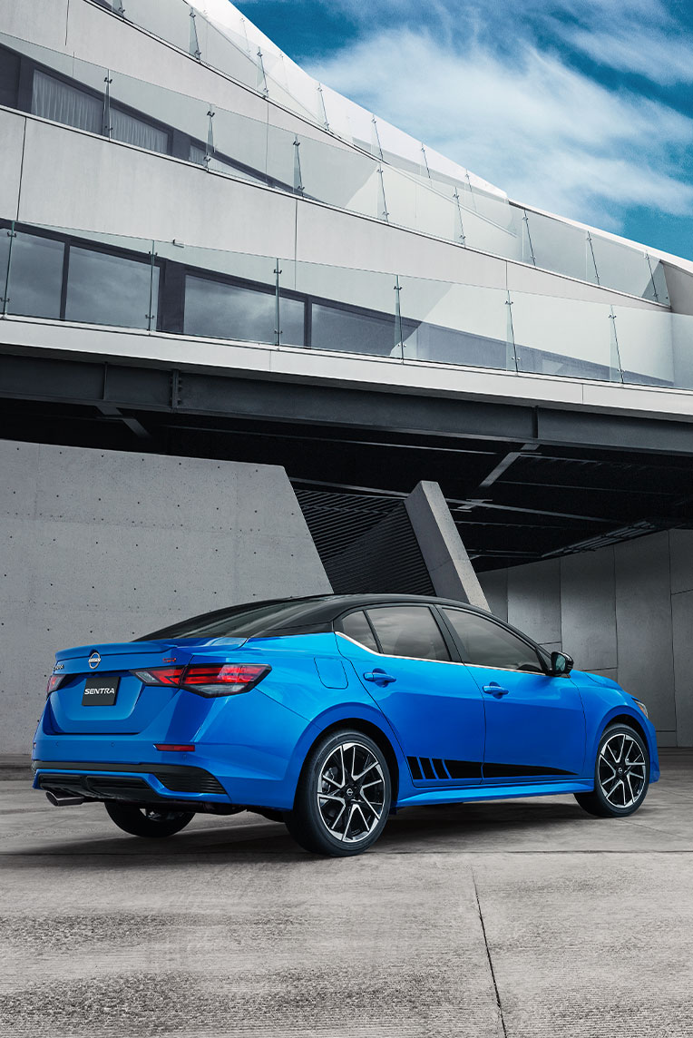 Realza la estética deportiva de tu Nissan Sentra 2024 con un spoiler trasero discreto pero estilizado, montado sobre la cajuela para acentuar su perfil aerodinámico.