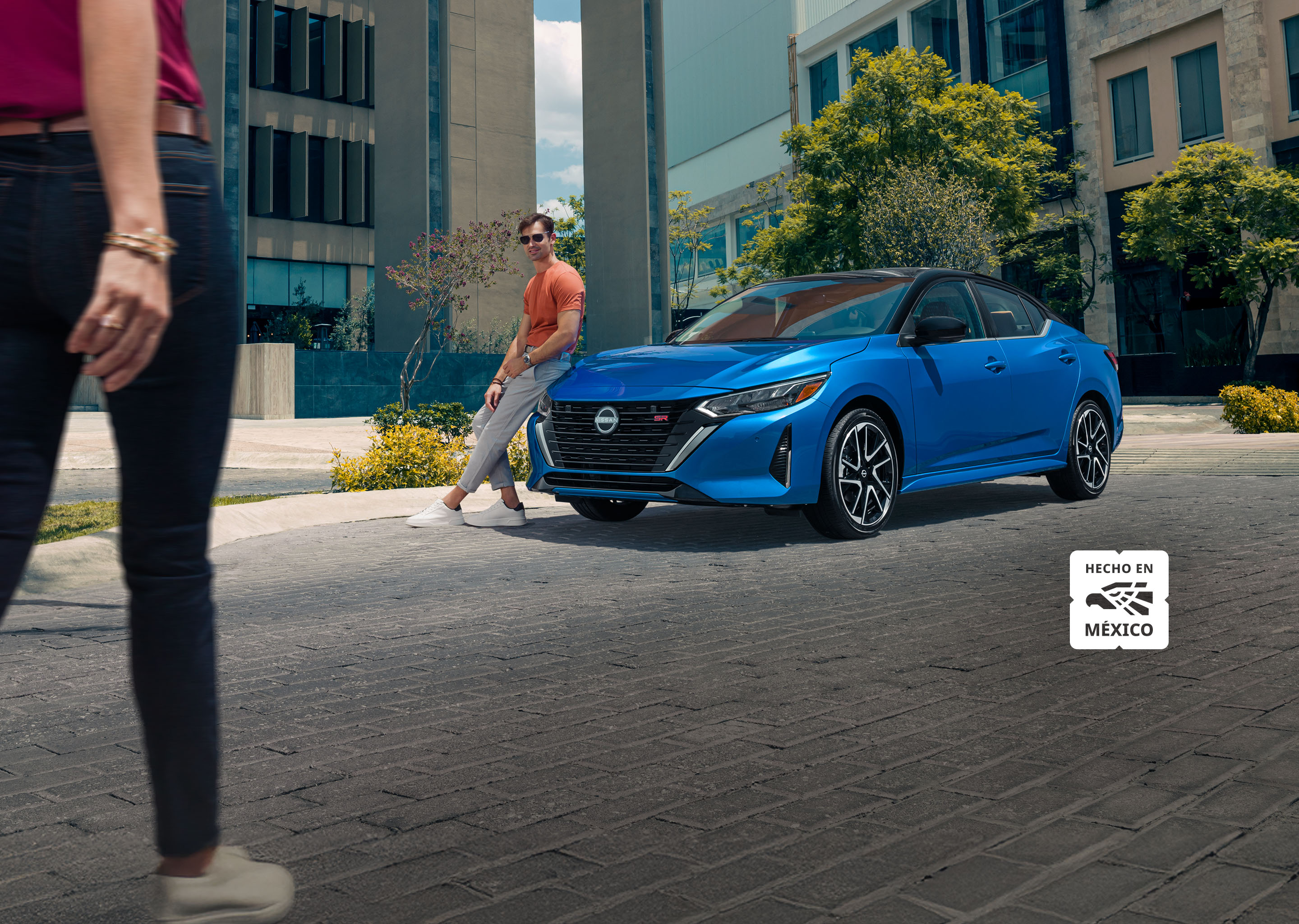Nuevo Nissan Sentra 2025 color azul en ciudad
