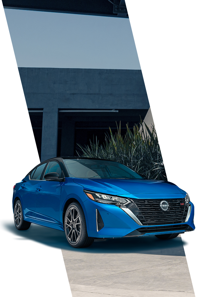 Detalle del diseño frontal del Nissan Sentra 2025 en color azul bi-tono, destacando su parrilla y faros angulares.