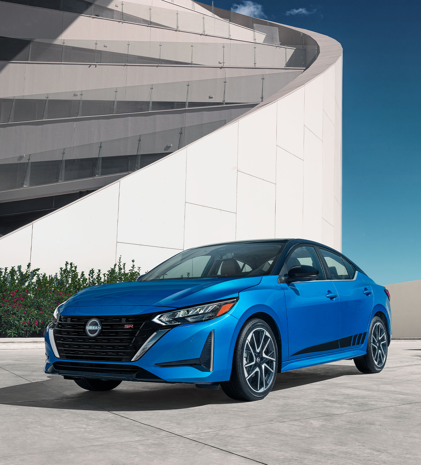 El Nissan Sentra 2025 en azul eléctrico se presenta imponente, una visión de modernidad y seguridad, siempre respaldado por la confiable asistencia vial 24/7