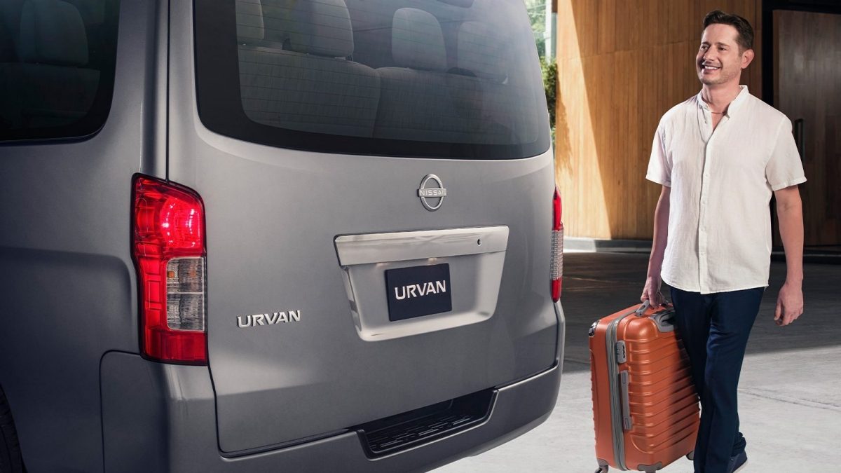 Nissan Urvan 2023 compuerta exterior treasera