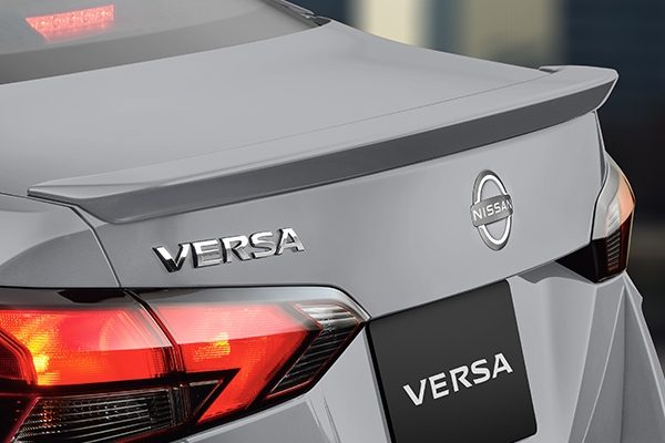 Spoiler traero para Nissan Versa 2024 en color gris