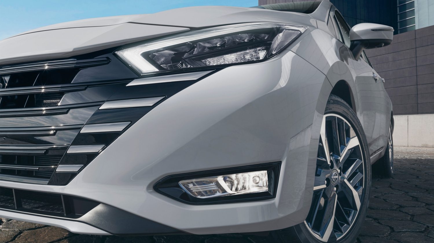Nissan 2025 con faros led