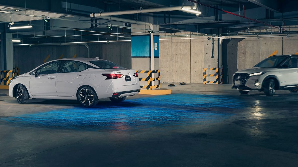 Nuevo Nissan Versa 2025 con alerta tráfico cruzado para detectar objetos que se puedan cruzar en la parte trasera del vehículo