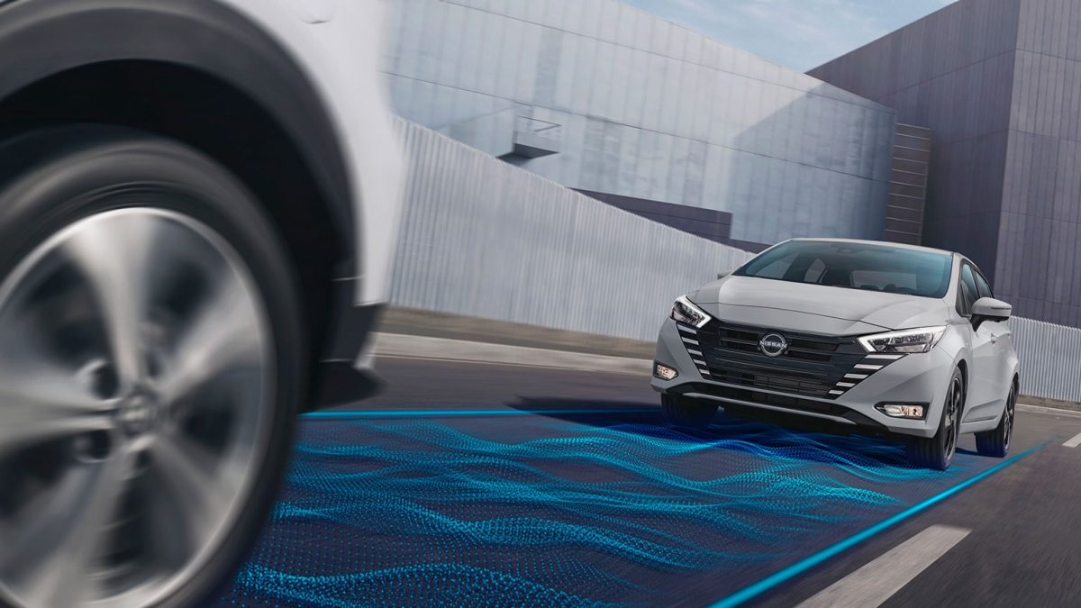 Nissan Versa 2025 con esquemas visuales sobre el funcionamiento del Frenado Inteligente de Emergencia