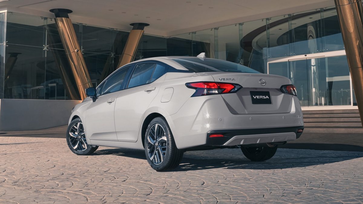Diseño exterior de Versa 2025 visto desde la cajuela