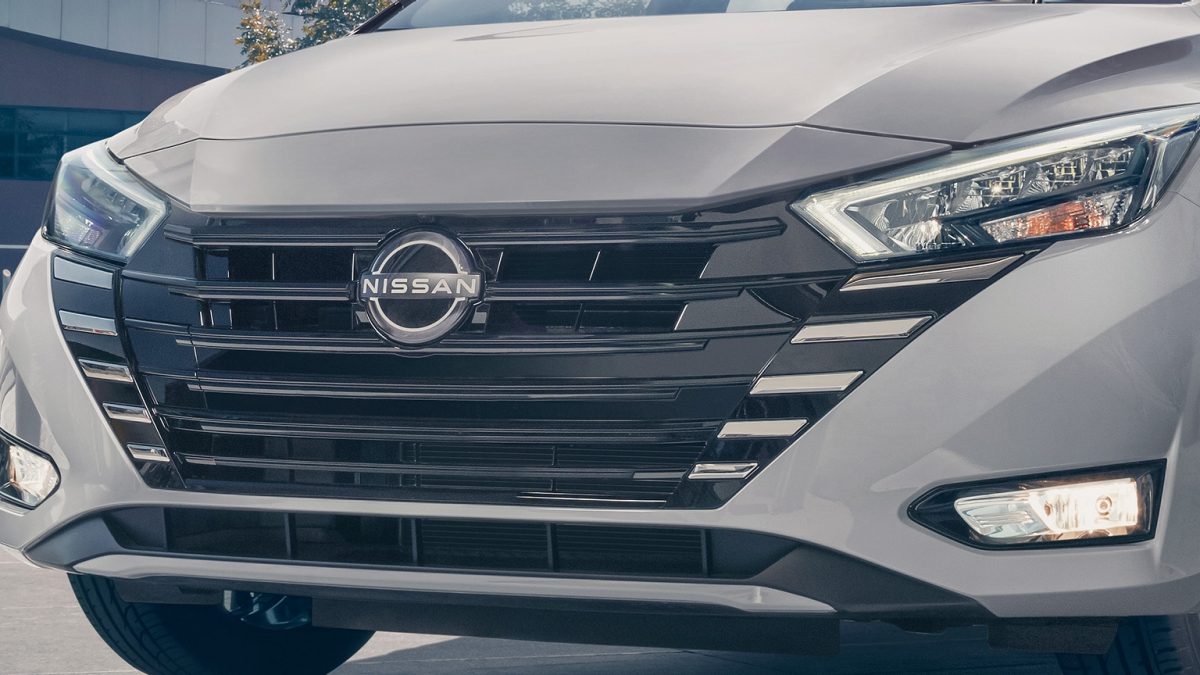 Parrilla del Nuevo Nissan Versa 2025 color gris