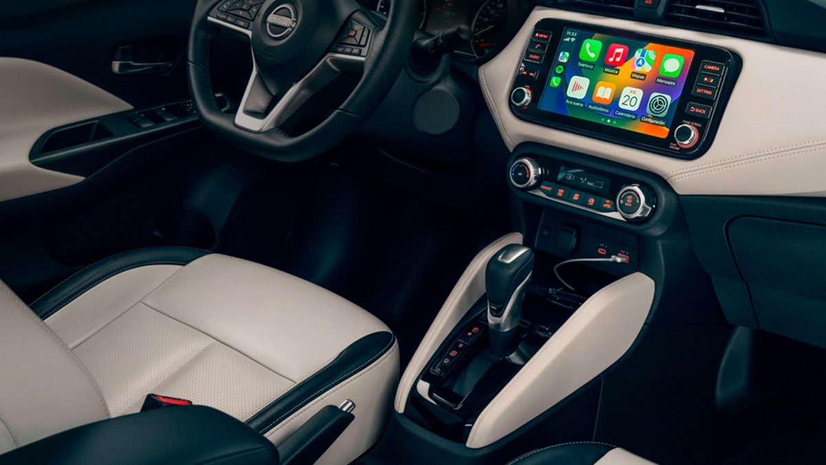 Consola central con pantalla del Nissan Versa 2025