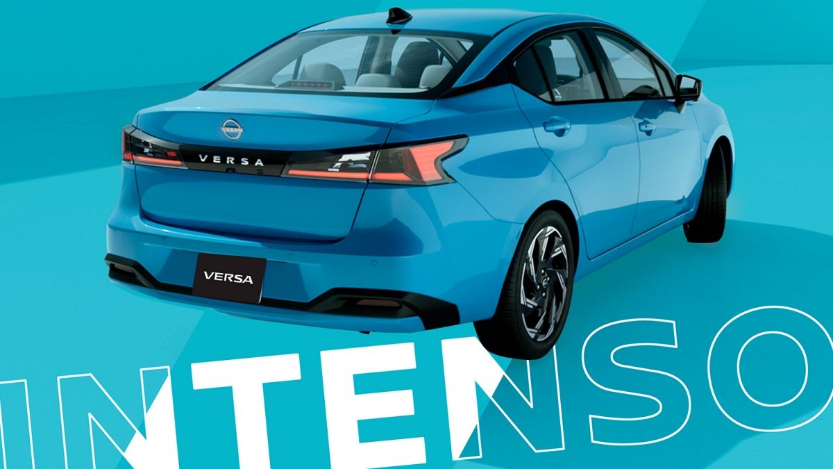 Nuevo Nissan Versa 2026 con alerta tráfico cruzado para detectar objetos que se puedan cruzar en la parte trasera del vehículo