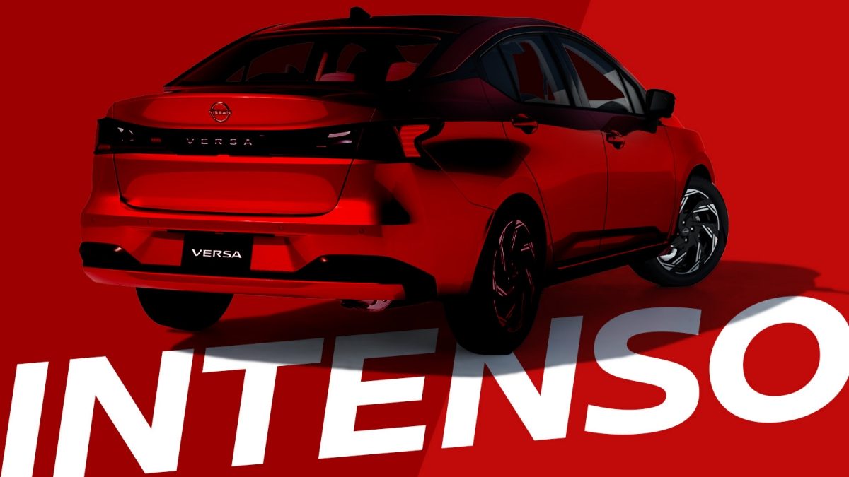 Nuevo Nissan Versa 2026 con alerta tráfico cruzado para detectar objetos que se puedan cruzar en la parte trasera del vehículo