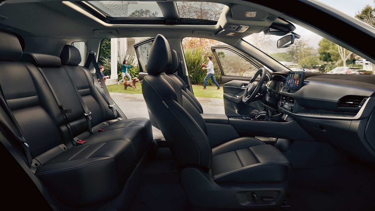 Detalle lateral de los interiores de Nissan X-Trail que demuestra la capacidad y comodidad para todos sus ocupantes.