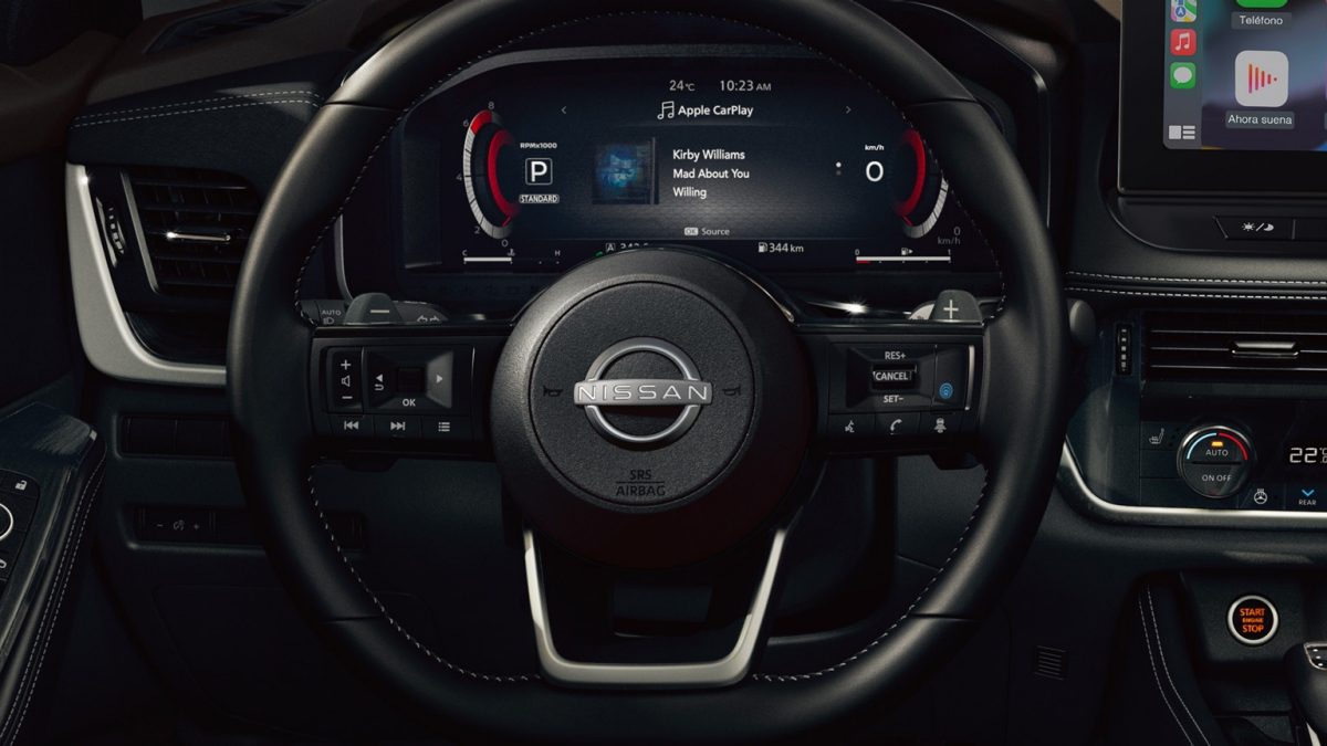 Detalle frontal del volante de Nissan X-Trail con controles de audio, Control Crucero Inteligente, manos libres, ProPilot Assist y Monitor Avanzado de Asistencia para el Conductor de 12.3”.