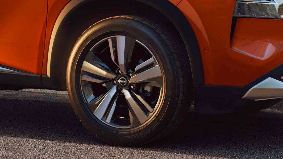Detalle lateral de Nissan X-Trail con rines de aluminio de 19” que te transportan a otros mundos.