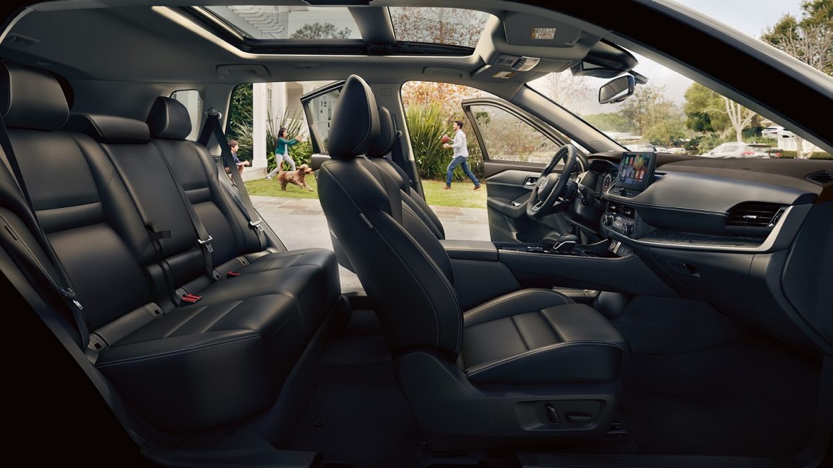 Detalle lateral del gran interior de Nissan X-Trail Asientos con ajuste eléctrico y lumbar para el conductor y pasajero.