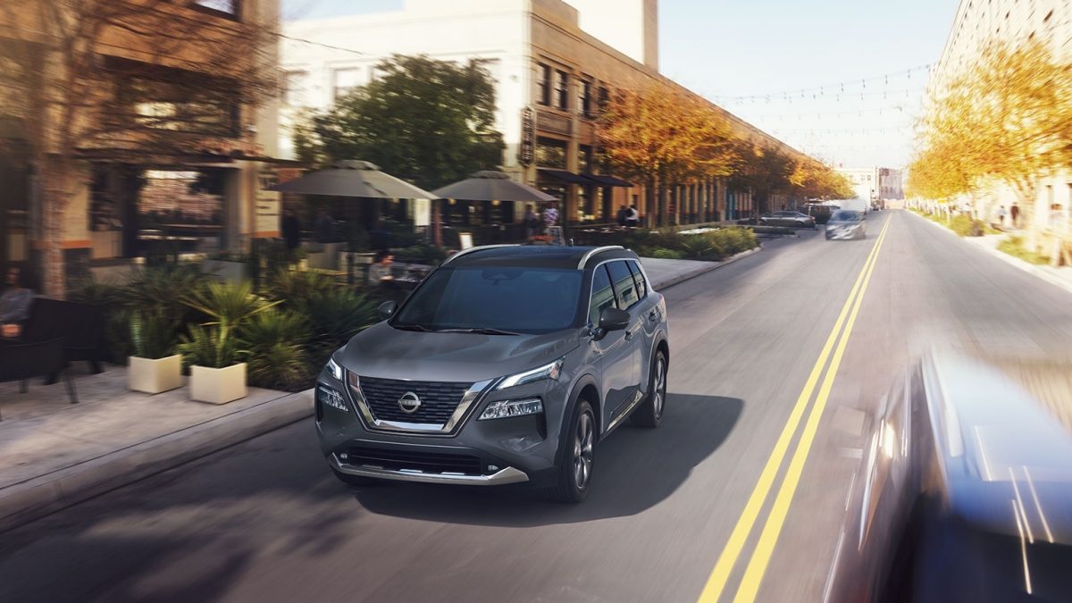 Vista frontal de SUV Nissan X-Trail 2024 en movimiento con sistema de Monitoreo de Presión de Llantas