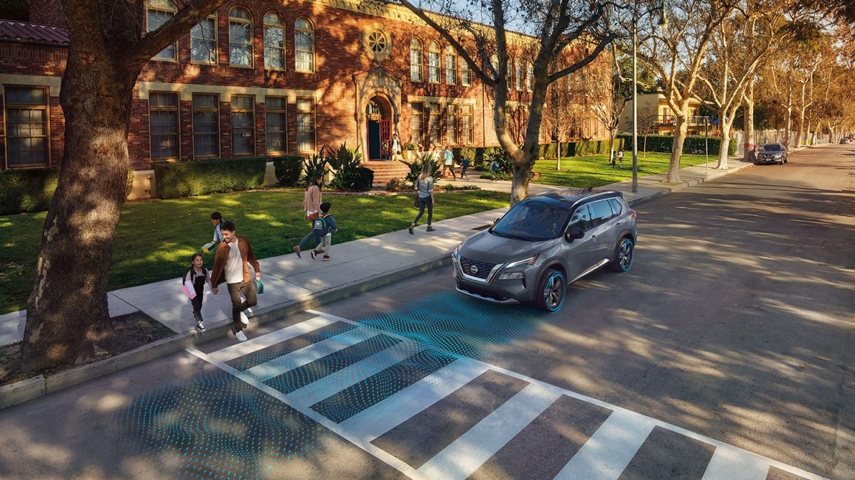 Vista aérea tres cuartos de Nissan X-Trail con tecnología Nissan Intelligent Mobility Frenado Inteligente de Emergencia con Detección de Peatones