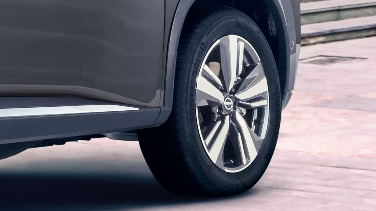 Detalle lateral de Nissan X-Trail 2024 con rines de aluminio de 19” que te transportan a otros mundos.