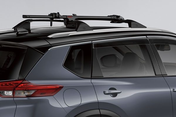 Nissan X-Trail 2025 con accesorio de Barras de Techo