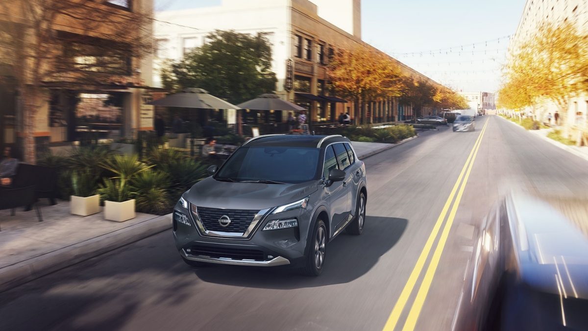 Vista frontal de SUV Nissan X-Trail 2025 en movimiento con sistema de Monitoreo de Presión de Llantas