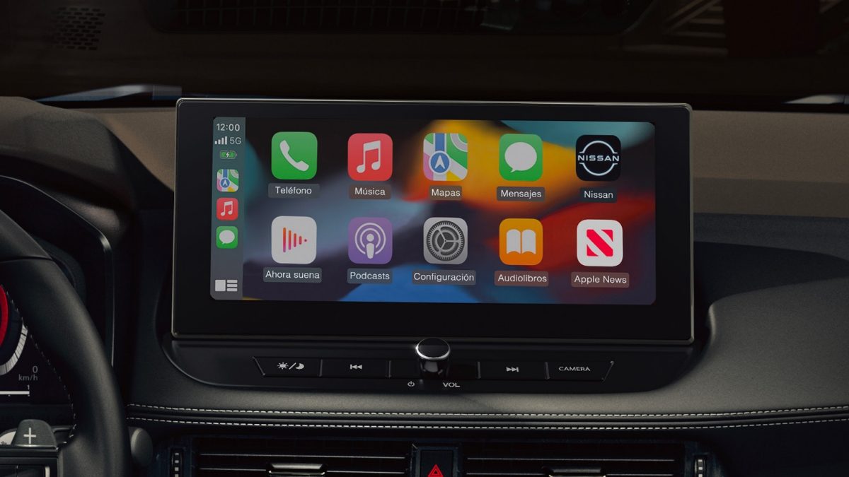 Detalle frontal de la pantalla de Nissan X-Trail 2025 con toda la conectividad de Apple CarPlay y Android Auto.