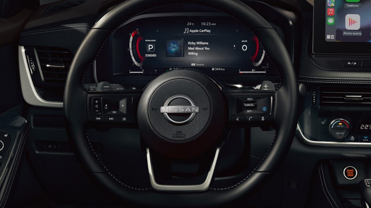 Detalle frontal del volante de Nissan X-Trail 2025 con controles de audio, Control Crucero Inteligente, manos libres, ProPilot Assist y Monitor Avanzado de Asistencia para el Conductor de 12.3 pulgadas