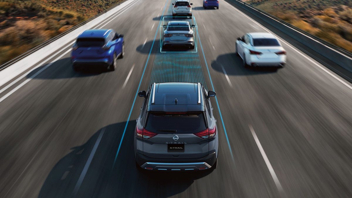 SUV Nissan X-Trail 2025 con gráficos mostrando como funciona la Tecnología de Propilot Assist
