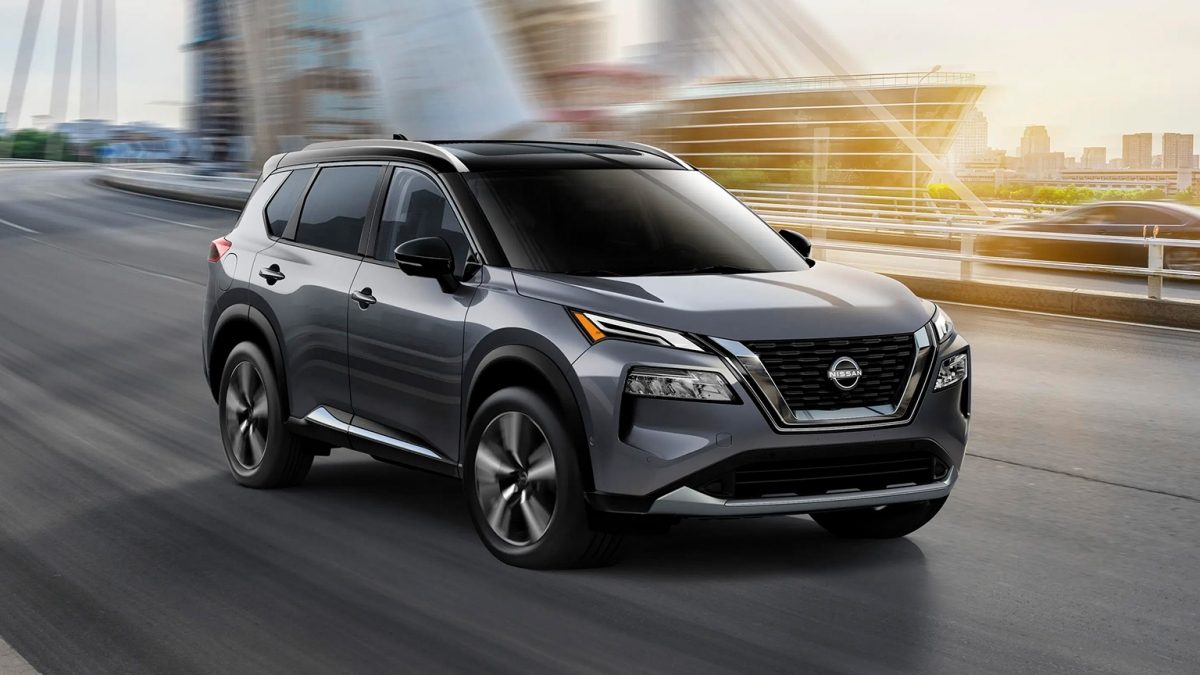 Hombre guardando su equipaje en la amplia cajuela de SUV Nissan X-Trail 2026