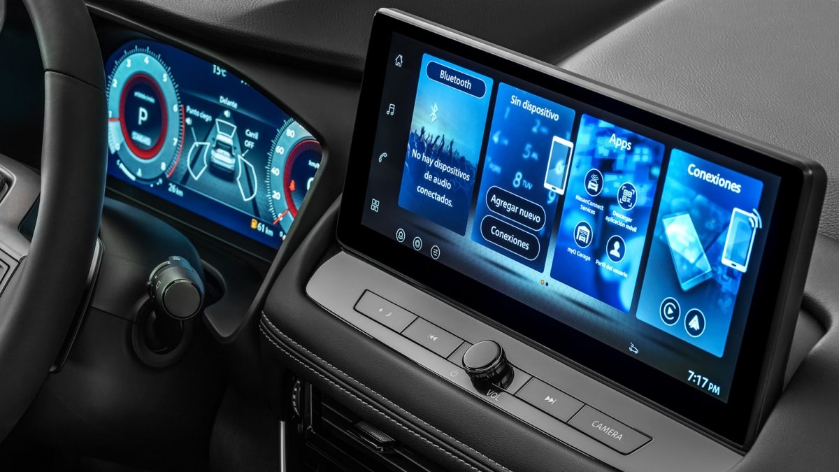 Detalle interior frontal de Nissan X-Trail 2026 con palanca de cambios e interiores premium.