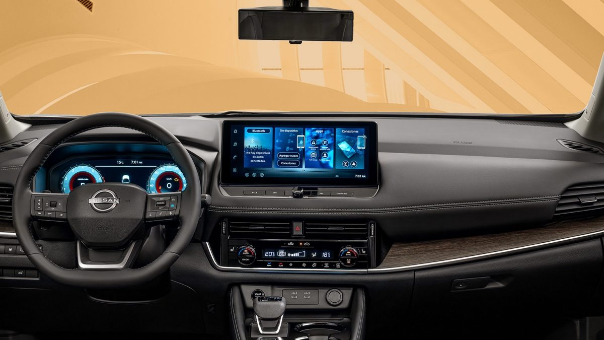 Vista lateral de camioneta SUV Nissan X-Trail 2026 con mujer caminando.