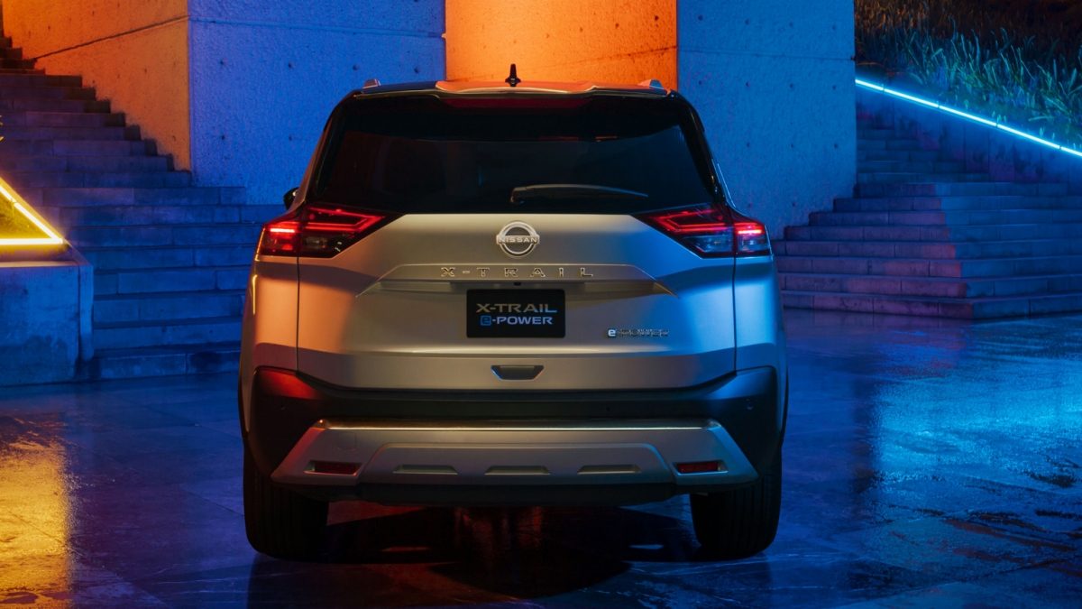 Vista trasera de Nissan X-Trail e-POWER con alerón trasero que proyecta estilo deportivo con el poder para cada hoy.