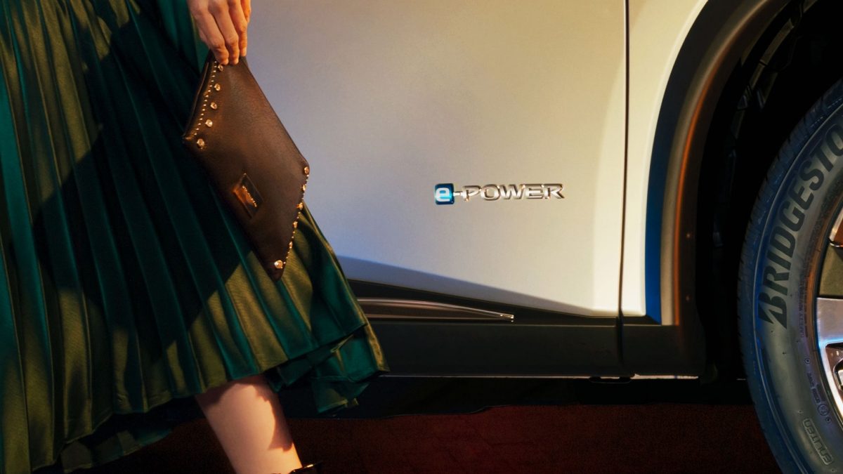 Detalle de puerta con emblema insignia lateral de Nissan X-Trail e-POWER que te transporta a otros mundos.