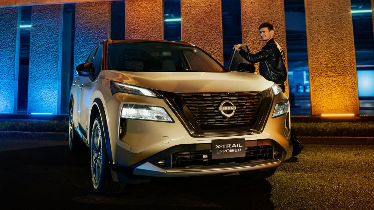 Vista frontal tres cuartos de Nissan X-Trail e-POWER con hombre abriendo puerta delantera. Con Faros LED con ajuste manual, encendido y apagado automático y Signature Lamps.