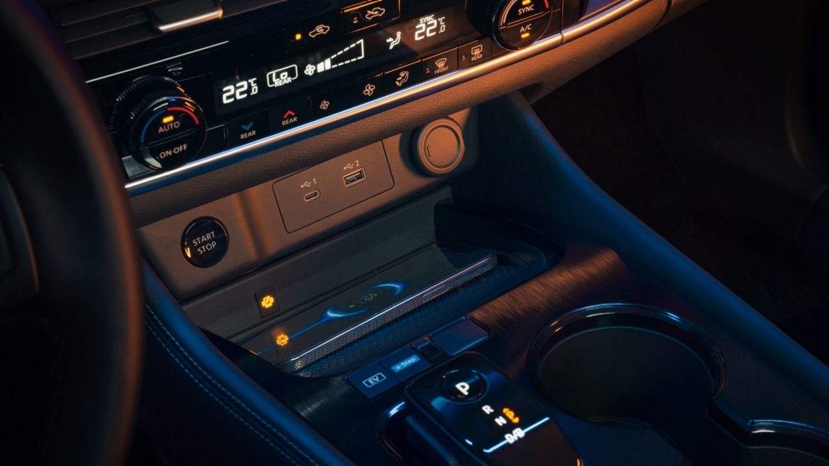 Detalle de cargador de smartphone inalámbrico en Nissan X-Trail e-POWER.