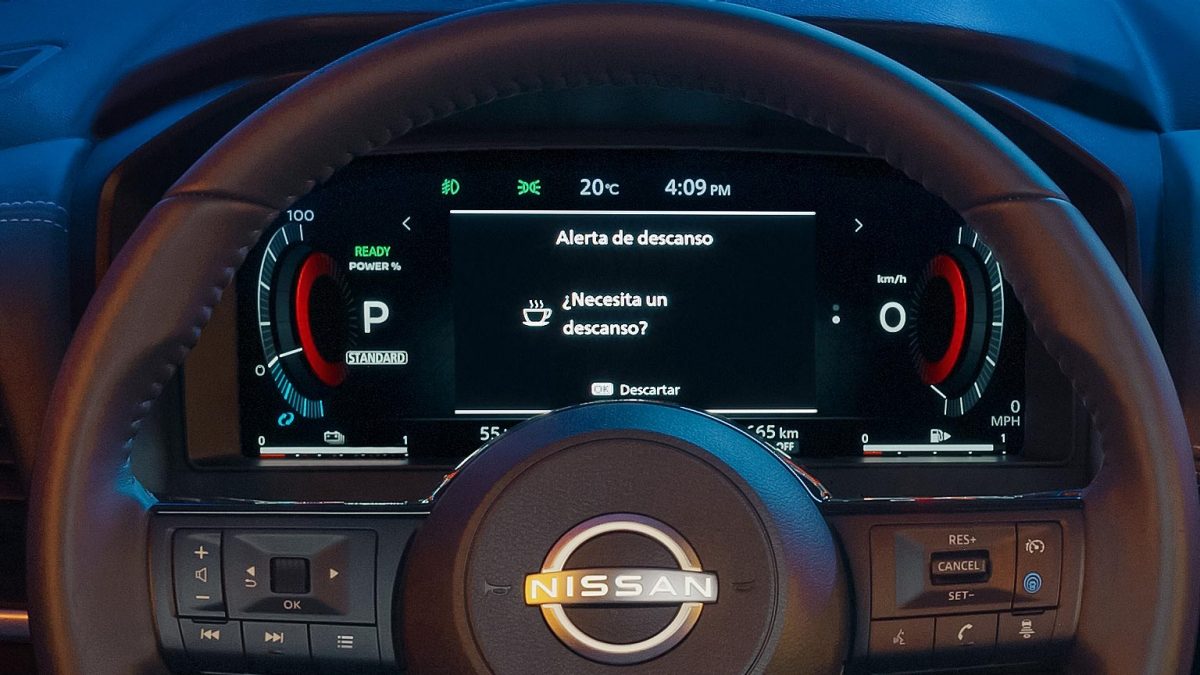 Detalle de Nissan X-Trail e-POWER con volante con controles de audio, Control Crucero Inteligente, manos libres, ProPilot Assist y Monitor Avanzado de Asistencia para el Conductor de 12.3”