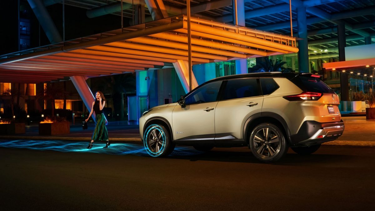 Vista lateral de Nissan X-Trail e- POWER con tecnología Nissan Intelligent Mobility Frenado Inteligente de Emergencia con Detección de Peatones. INTELLIGENT EMERGENCY BRAKING WITH PEDESTRIAN DETECTION