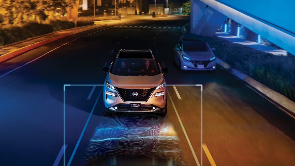 Vista aérea frontal de Nissan X-Trail e-POWER con tecnología Nissan Intelligent Mobilit y ProPILOT Assist que brinda asistencia en la conducción.