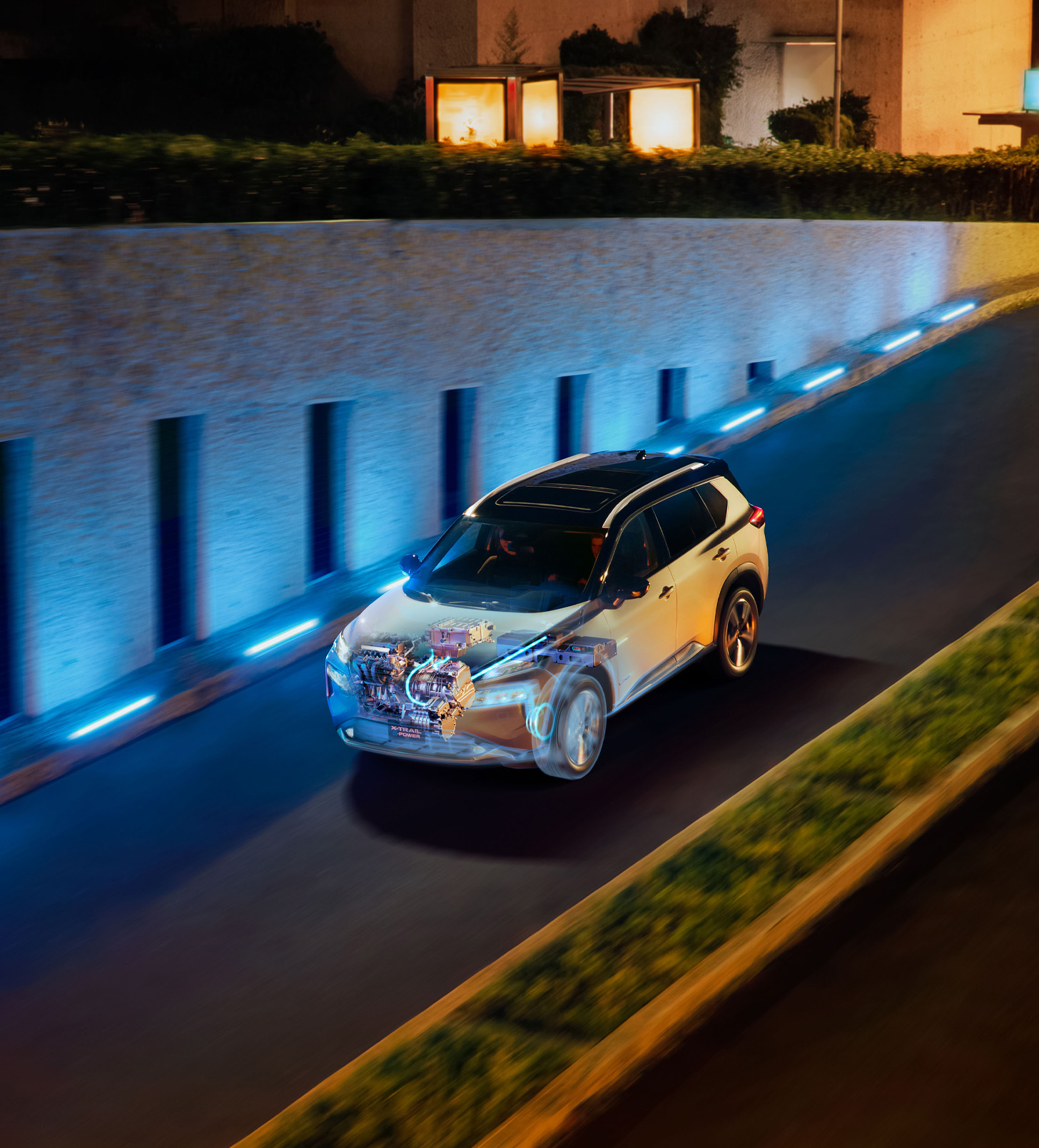 Vista aérea tres cuartos de Nissan X-Trail e-POWER con tecnología Nissan e-POWER que no necesita parar a recargar energía.