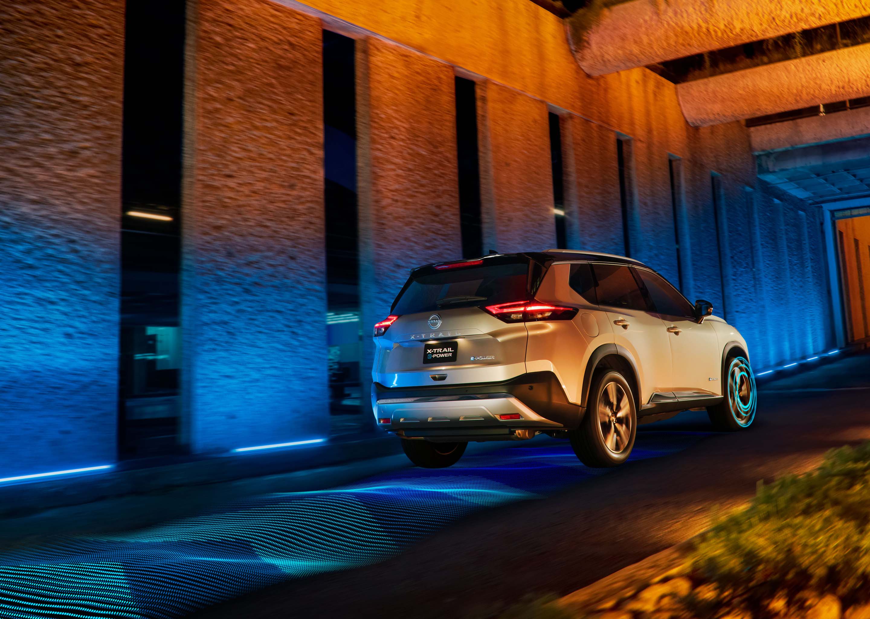 Vista trasera tres cuartos de Nissan X-Trail e-POWER en la ciudad sin centros de carga