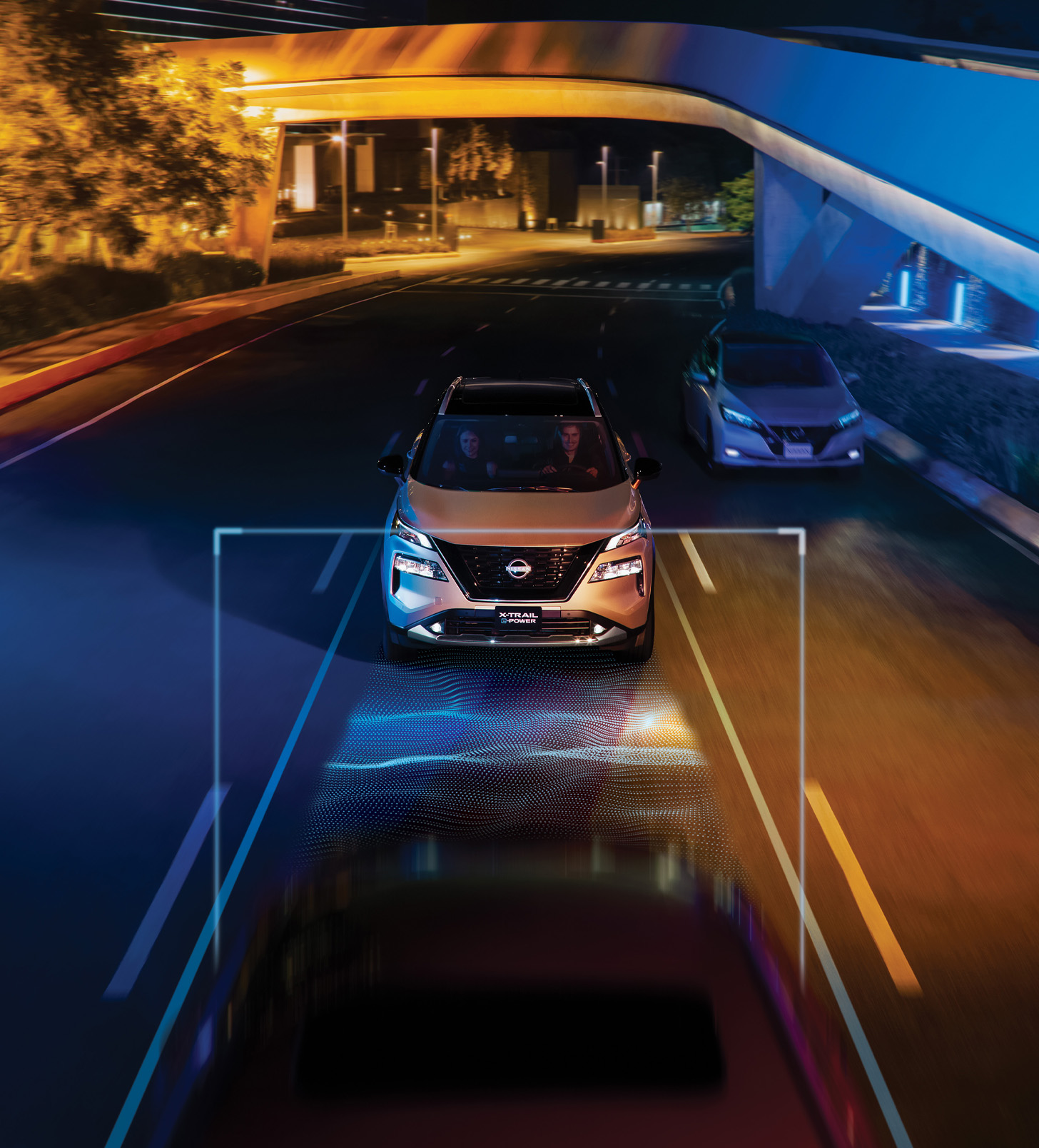 Vista aérea frontal de Nissan XTrail e-POWER 2024 con tecnología Nissan Intelligent Mobilit y ProPILOT Assist que brinda asistencia en la conducción.