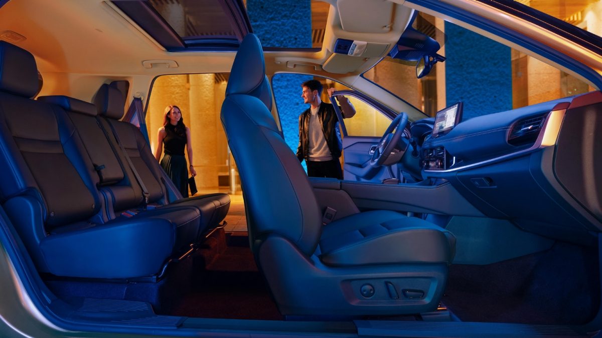 Diseño interior de SUV Nissan X-Trail e-POWER con Asientos frontales con ajuste eléctrico y lumbar para el conductor y pasajero.