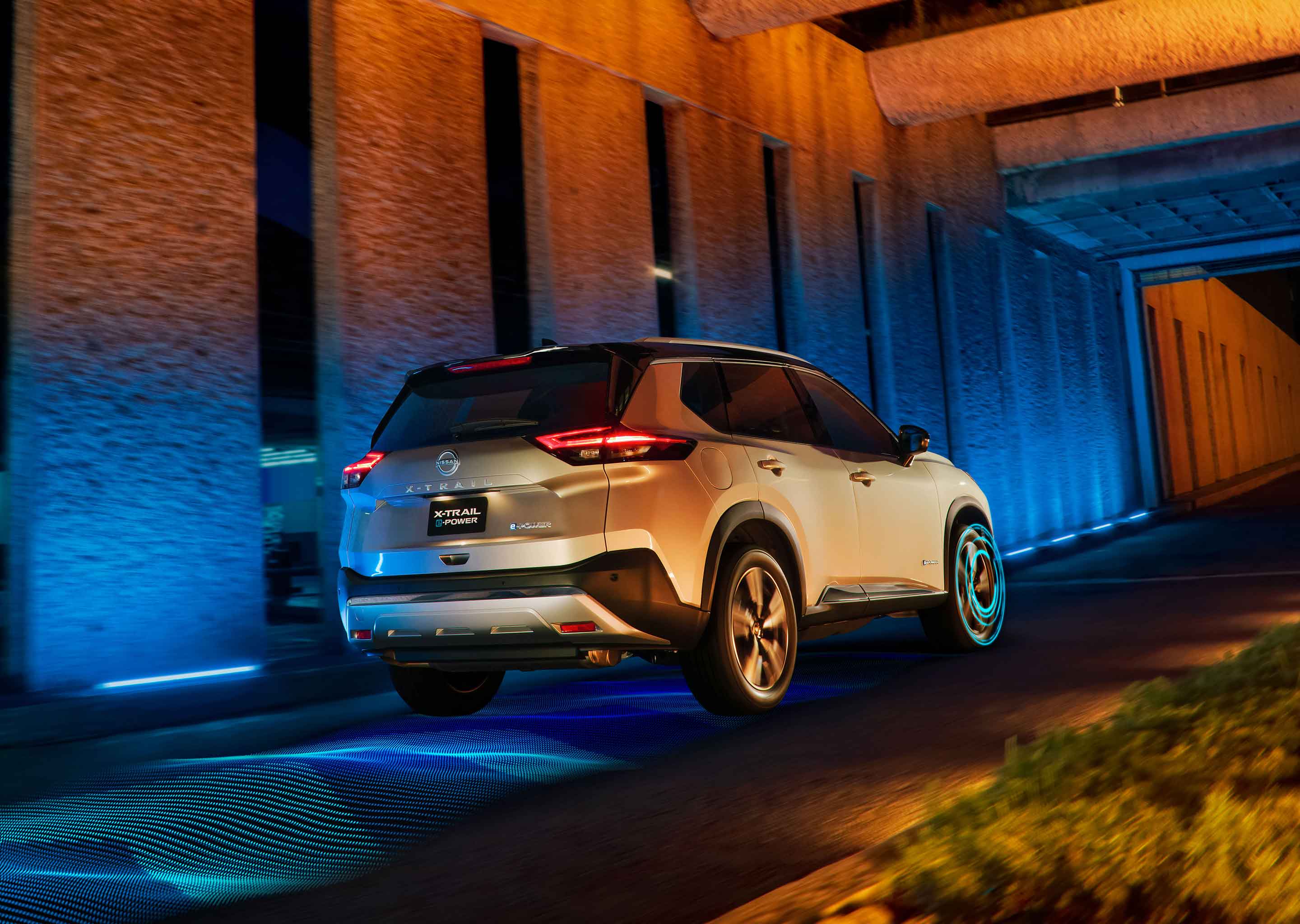 Vista trasera de SUV Nissan X Trail e-POWER 2025 color champagne con motorización eléctrica